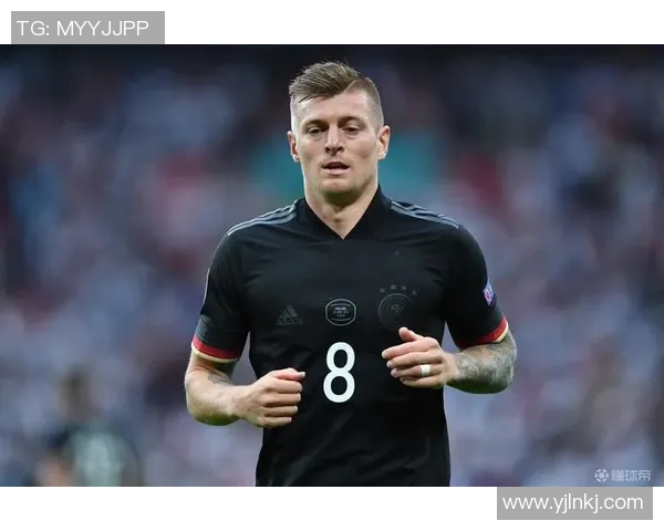 克罗斯在足球历史上的影响力与成就探讨：从天才少年到世界级中场巨星